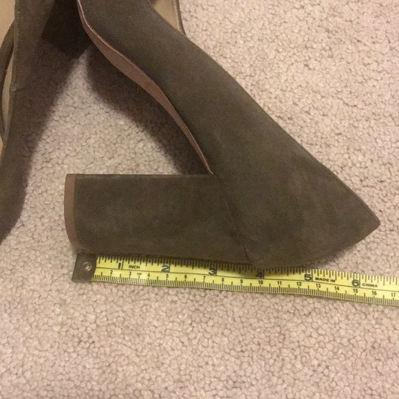 Olive green suede Ann Taylor heels - Picture 3 of 4